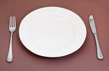 Boş beyaz tabak çatal ve bıçak üzerinde brown ayarla