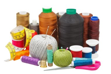 Çeşitli dikiş nesneler üzerinde beyaz izole