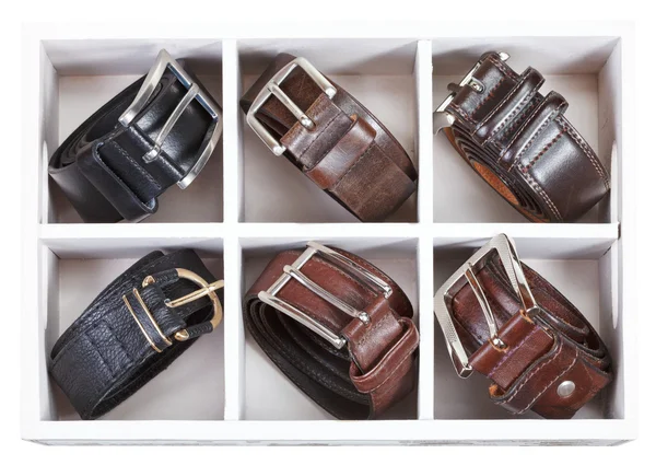 Кожаные ремни в деревянной коробке — стоковое фото