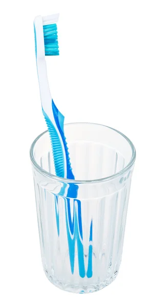 Одна синяя зубная щетка в стекле, изолированная на белом — стоковое фото