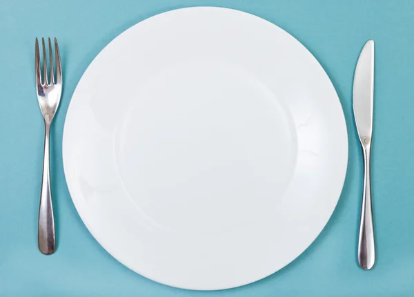 그린 도자기 접시, 포크, 나이프의 상위 뷰 — 스톡 사진
