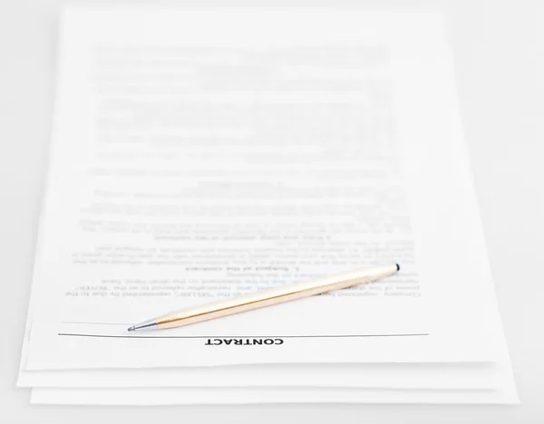 Drie pagina's van het verkoopcontract en gouden pen — Stockfoto