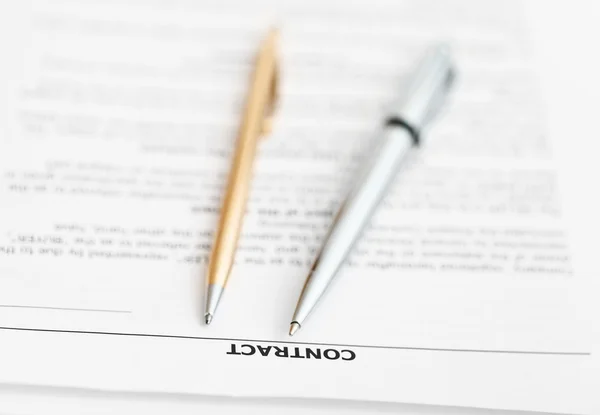 Köpeavtal och två pennor på nära håll — Stockfoto