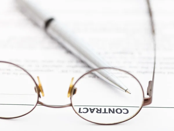 Smlouvy a stříbrné pero brýlemi — Stock fotografie