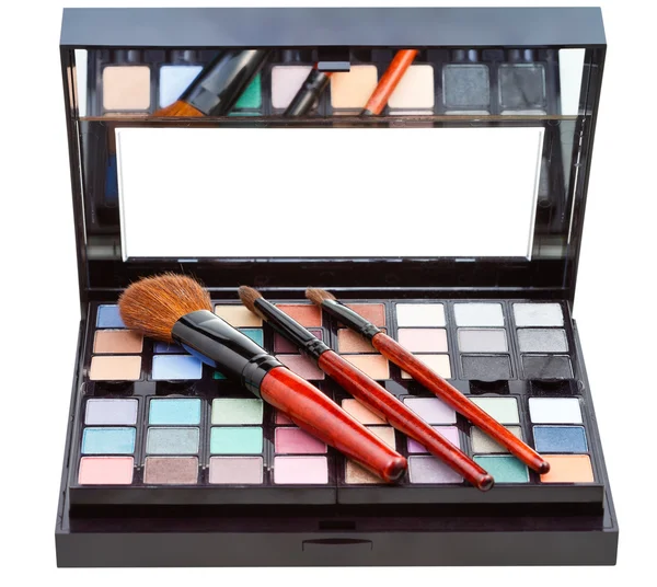 Makeup kit och kosmetiska borstar isolerade — Stockfoto