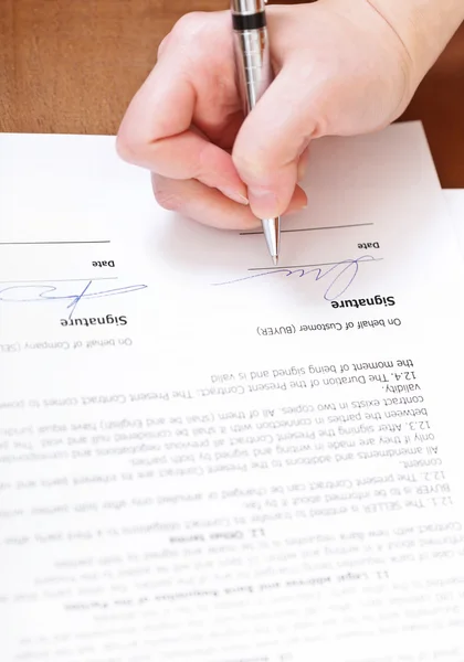 Acquirente firma un accordo con penna argento — Foto Stock