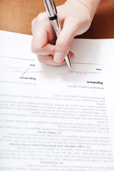 Cliente assina um contrato por caneta de prata — Fotografia de Stock