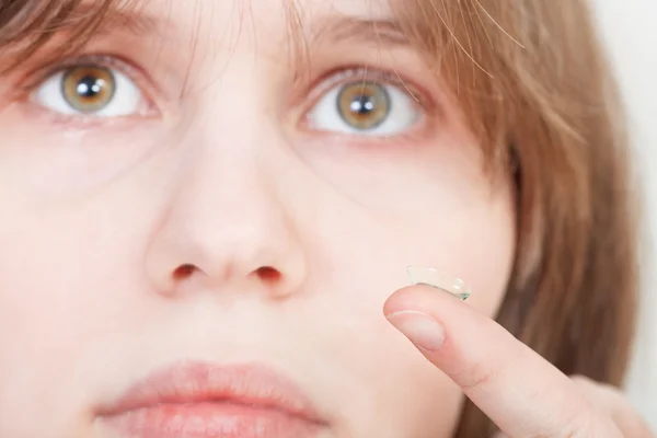 Meisje houdt contact lens op uw vinger — Stockfoto