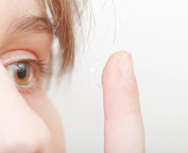 Femme insère lentille de contact dans l'œil — Photo