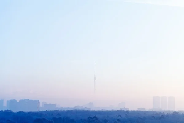 Cielo blu alba sopra la città e la torre della TV in inverno — Foto Stock