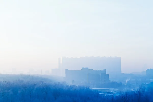Céu azul do nascer do sol sobre a cidade no inverno frio — Fotografia de Stock