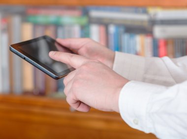 tablet pc ekran tuşuna basarak işadamı parmak