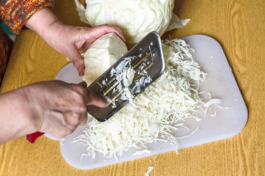 lahana kesme tahtası üzerinde parçalama kadın