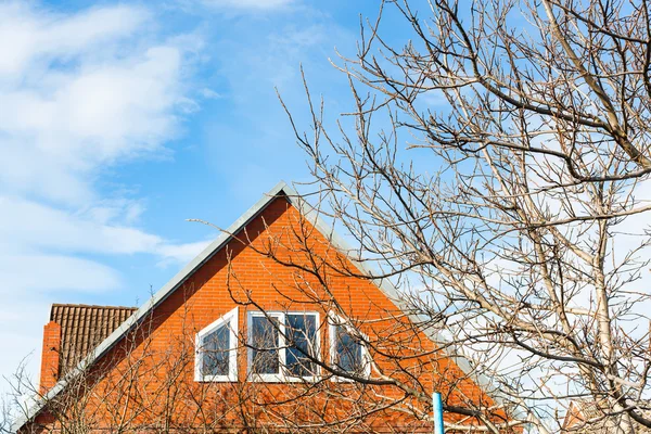 Cielo blu e moderna casa di campagna in primavera — Foto Stock