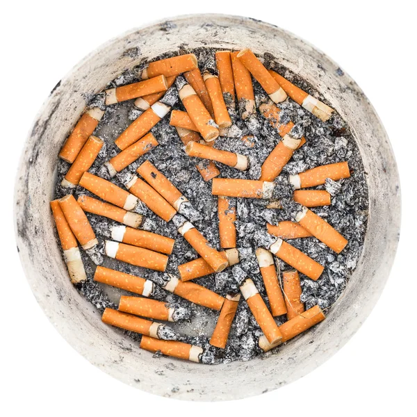 Muitas pontas de cigarro em cinzeiro plástico isolado — Fotografia de Stock