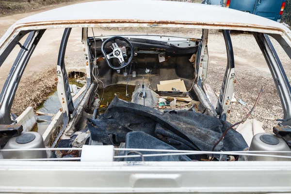 Carro desmontado em um ferro-velho do automóvel — Fotografia de Stock