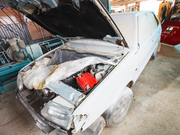 Reparation av gamla bil i landet garage — Stockfoto