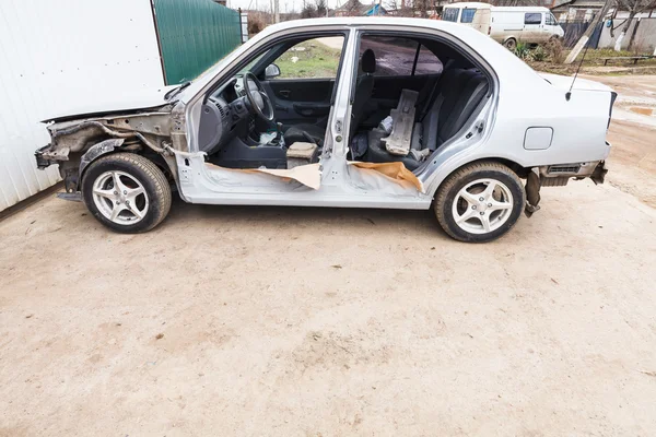 Reparação de pintura de carro perto da porta da garagem — Fotografia de Stock