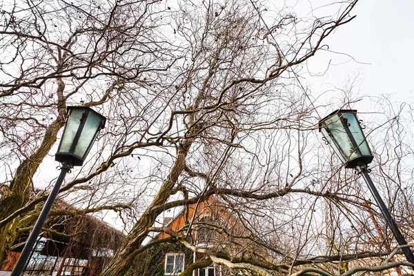 Lanterne esterne in giardino casa di campagna in primavera — Foto Stock