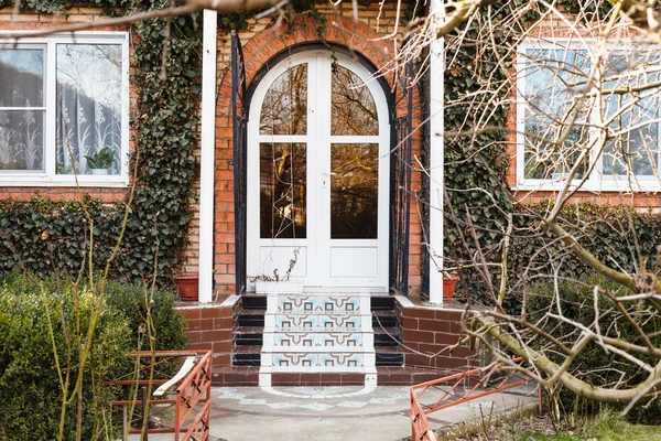 Veranda en deur van landhuis — Stockfoto