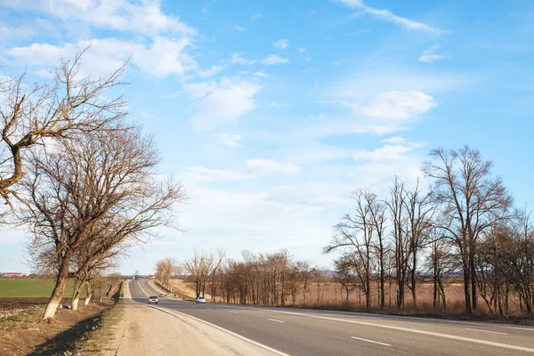Autopista en el distrito rural a principios de primavera — Foto de Stock