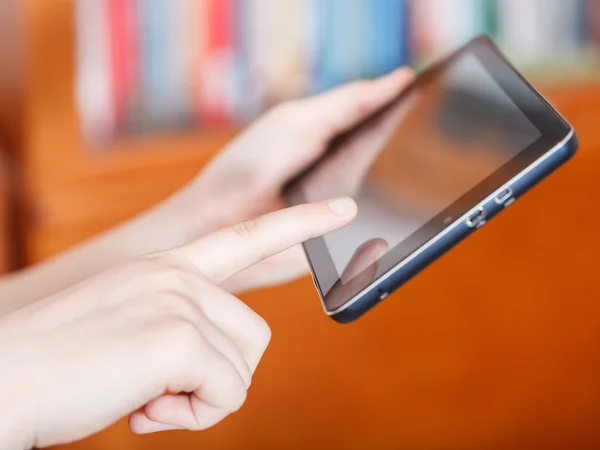 Mädchen klickt Touchpad-Bildschirm im Zimmer — Stockfoto