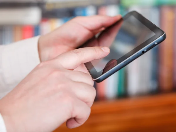 Geschäftsmann Touch-Tablet PC-Bildschirm im Büro — Stockfoto