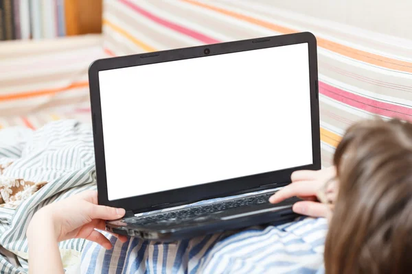 Frau arbeitet am Laptop mit ausgeschnittenem Bildschirm — Stockfoto