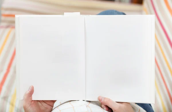 Hombre leer libro con páginas en blanco —  Fotos de Stock