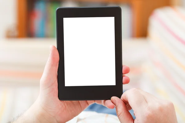 Man läser med e-bok läsaren med utskuren skärm — Stockfoto