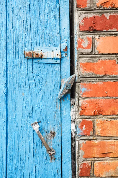 Porte en bois peint en bleu avec loquets — Photo