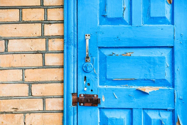 閉じたみすぼらしい青い木製ドアの詳細 — ストック写真