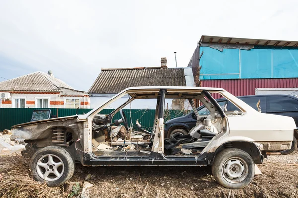 Voiture démontée dans la rue du village — Photo