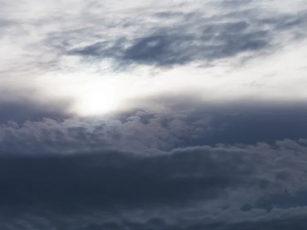 Donker grijze storm wolken in avondlucht — Stockfoto