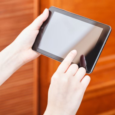 ofiste tablet pc basarak parmak