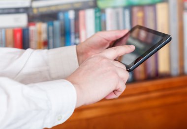 tablet pc ekran'ı tıklatarak işadamı parmak