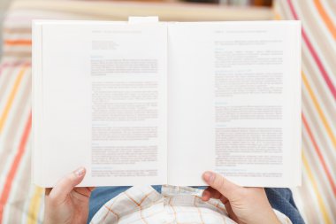 Bulanık metin ile kitap okumak adam