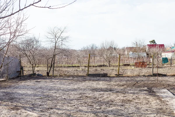 Pustych obszarów wiejskich przydomowy ogród wczesną wiosną — Zdjęcie stockowe