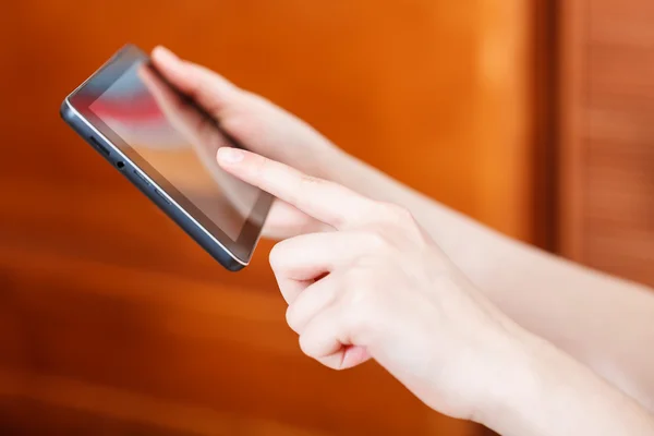 Touchpad im Büro mit dem Finger berühren — Stockfoto