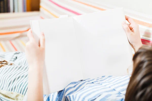 Chica leer libro con páginas en blanco —  Fotos de Stock