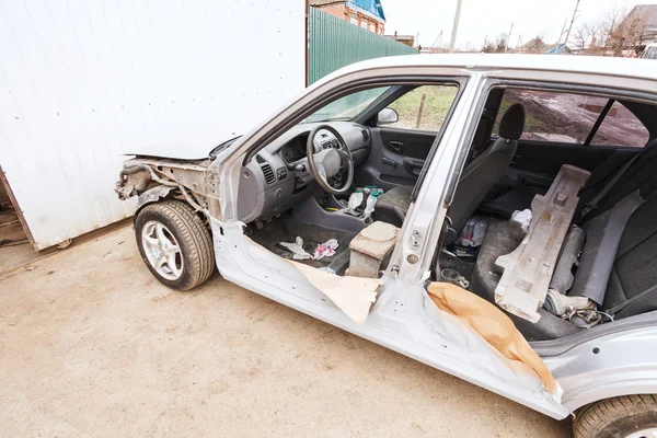 Demontované malba auto nedaleko garážových vrat — Stock fotografie