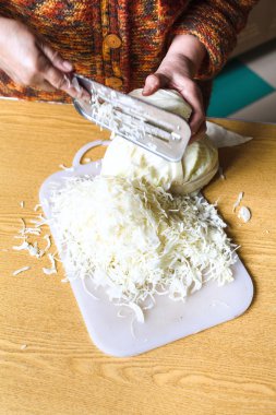 kadın el ile lahana salatası kesici tarafından lahana doğrama