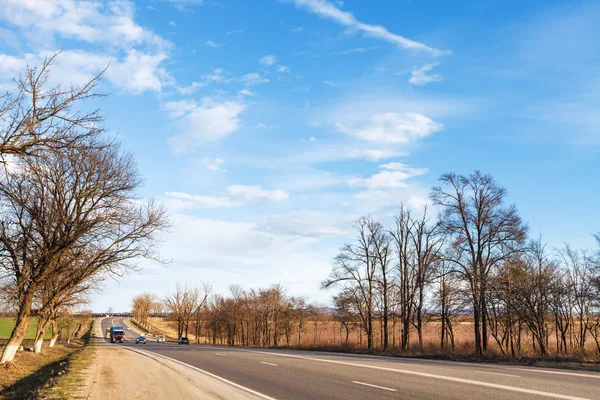 Strada principale nel distretto di campagna all'inizio della primavera — Foto Stock