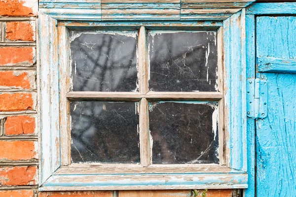 Shabby venster in land schuur — Stockfoto