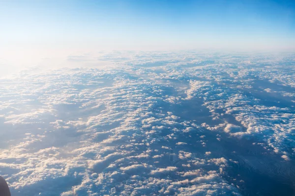 Σύννεφα και ορίζοντα από αεροπλάνο — Φωτογραφία Αρχείου