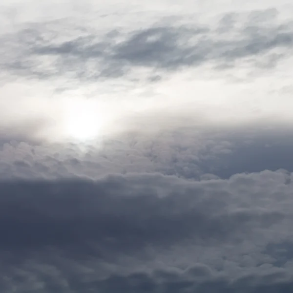 Donker grijze wolken in avondlucht — Stockfoto