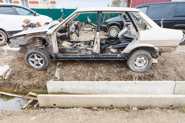 拆卸汽车在街头的国家 — 图库照片