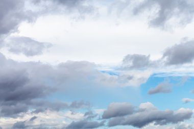 bahar gökyüzü beyaz ve gri yağmurlu bulutlar