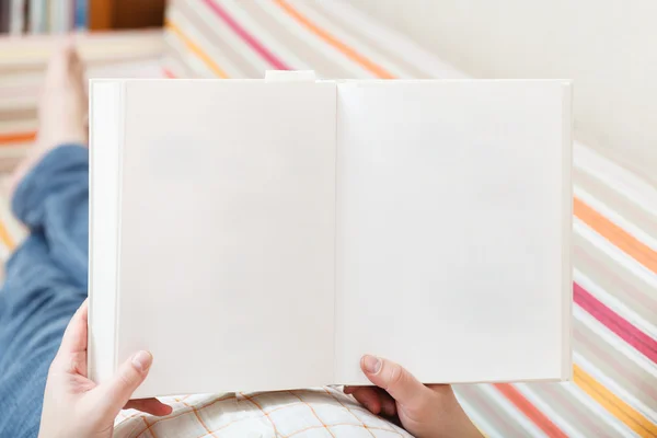 Hombre leer libro con páginas vacías —  Fotos de Stock