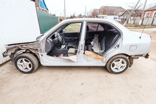 Demontert bil i nærheten av garasjedøren – stockfoto